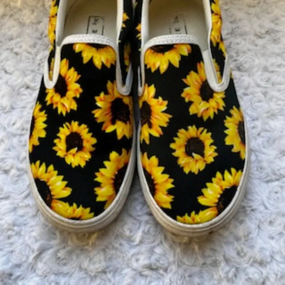 Three In Shoes Slip On Sunflower Canvas Sneakers Loafers Women’s‎ Size 6.5 EUC